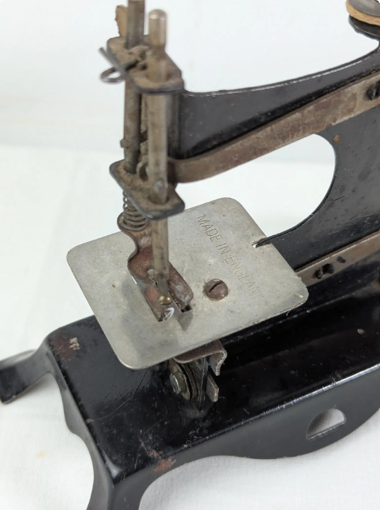 1940's SMALL METAL SEWING MACHINE
