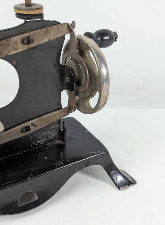 1940's SMALL METAL SEWING MACHINE
