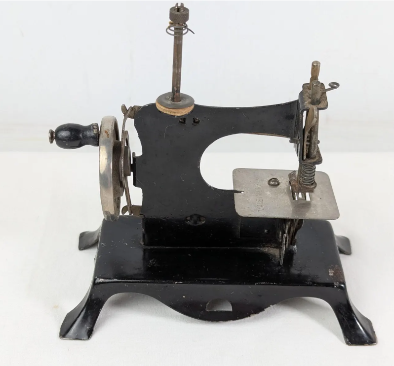 1940's SMALL METAL SEWING MACHINE