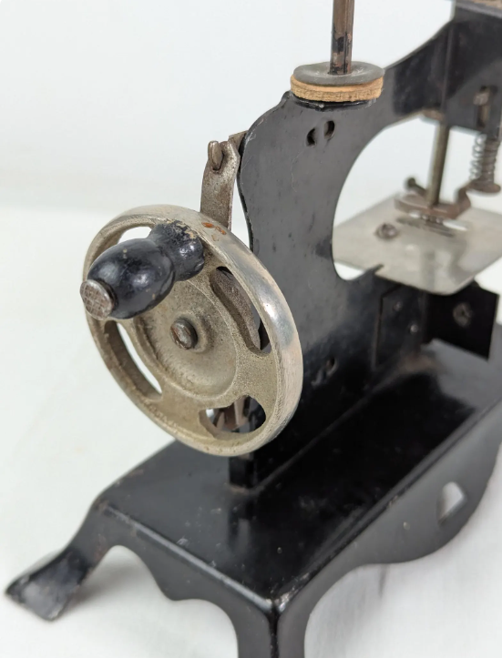 1940's SMALL METAL SEWING MACHINE