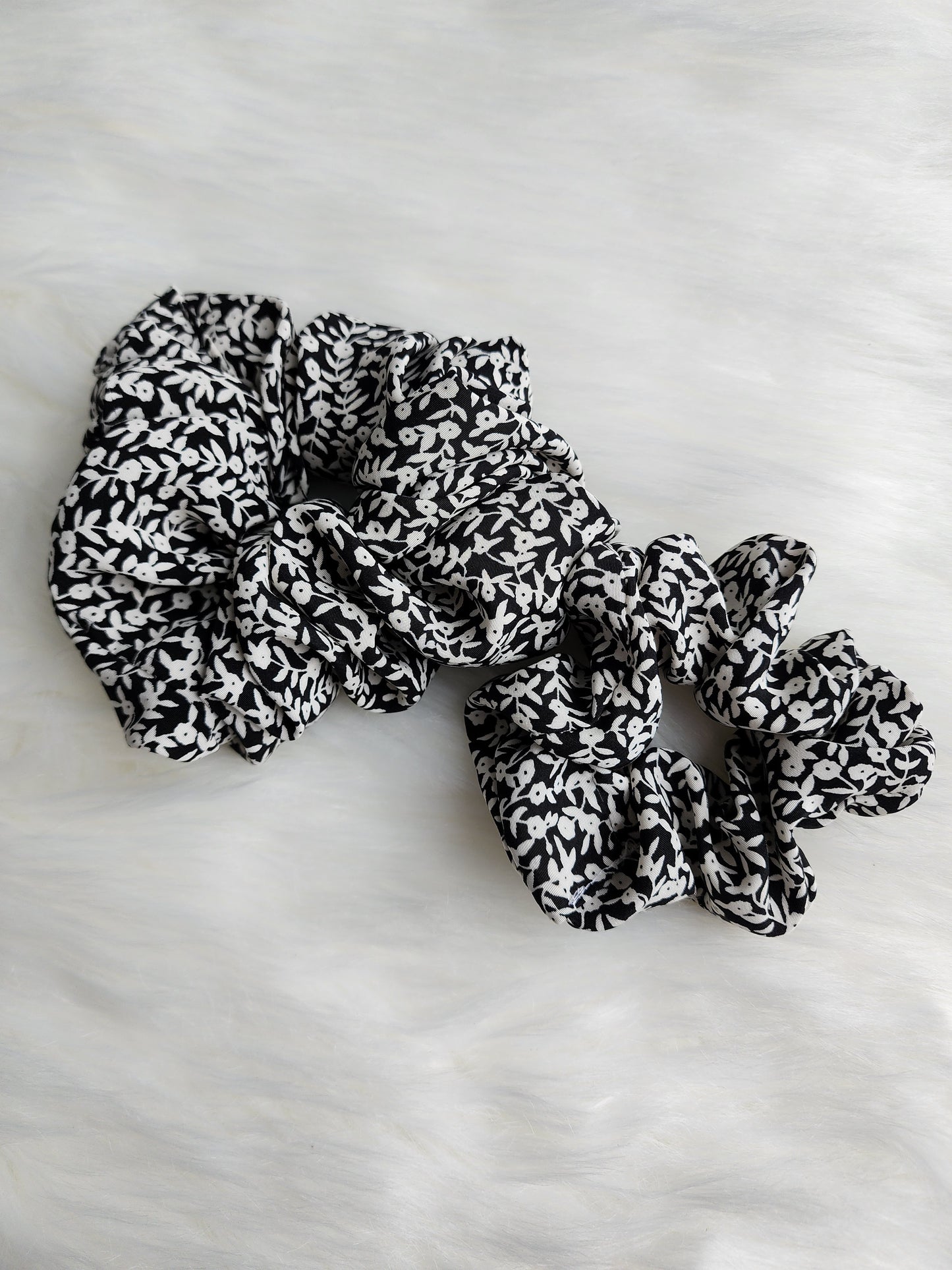 BLACK FLORAL SCRUNCHIE