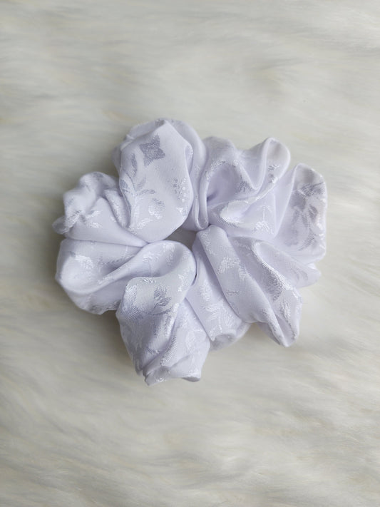 WHITE FLORAL SCRUNCHIE