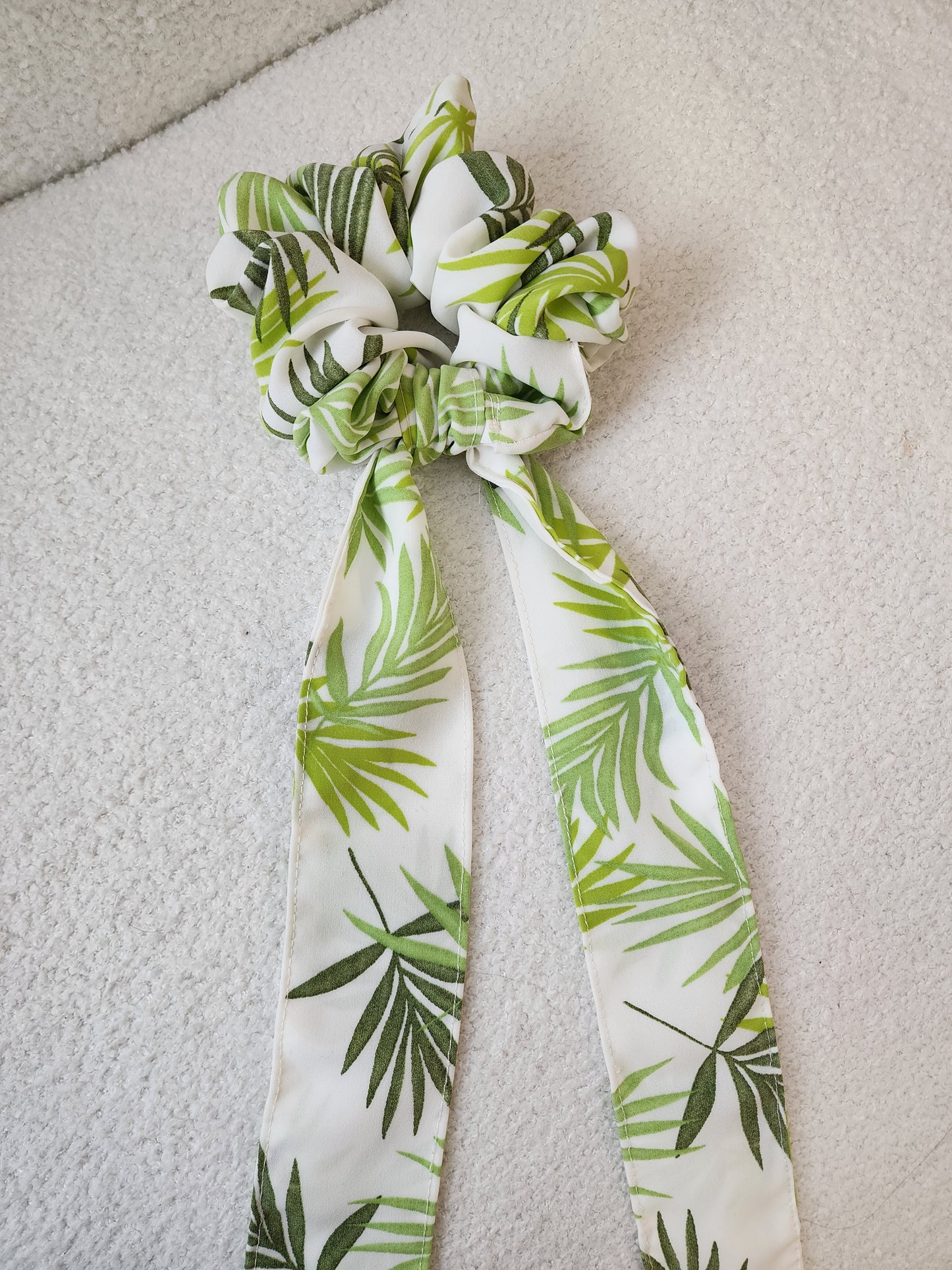 PALM LEAF BOW SCRUNCHIE