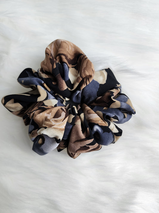DARK ROSES SCRUNCHIE